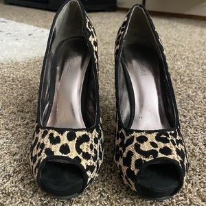 Women’s Charming Charlie Leopard Peep Toe Pumps. Size 7.5.